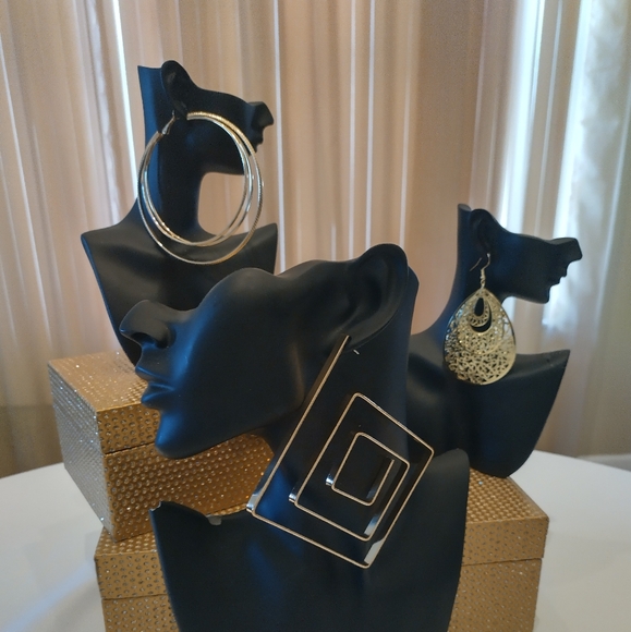 I have a variety of earrings that I'm selling for $5 to make room for more inven - Picture 5 of 10